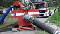 Rybník Vesec, hasiči přečerpávají vodu (5)čerpadlo